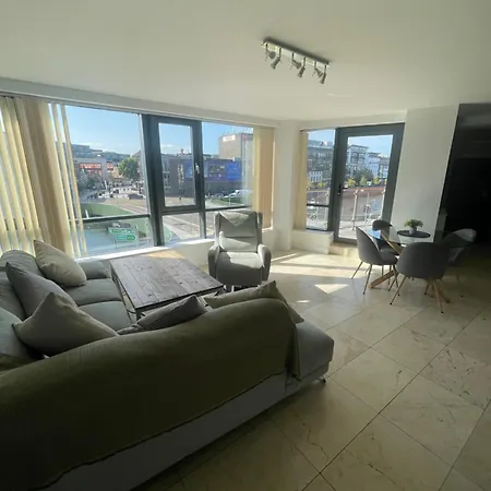 Fabulous And Sunny 2 Bed Apartment, In Centre *