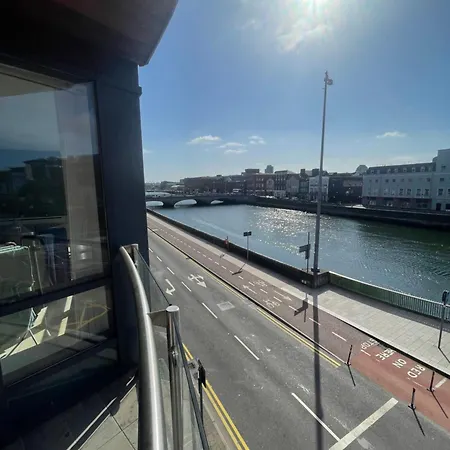 Fabulous And Sunny 2 Bed Apartment, In Centre