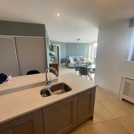 Fabulous And Sunny 2 Bed Apartment, In Centre *