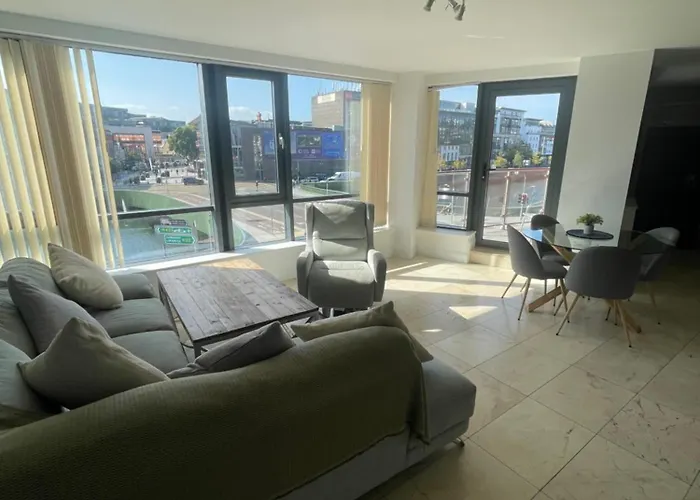 Fabulous And Sunny 2 Bed Apartment, In Centre *