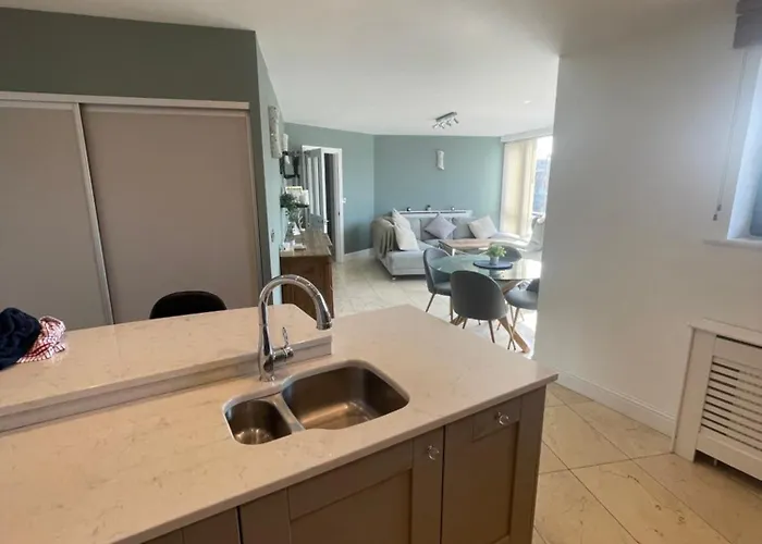 Fabulous And Sunny 2 Bed Apartment, In Centre *