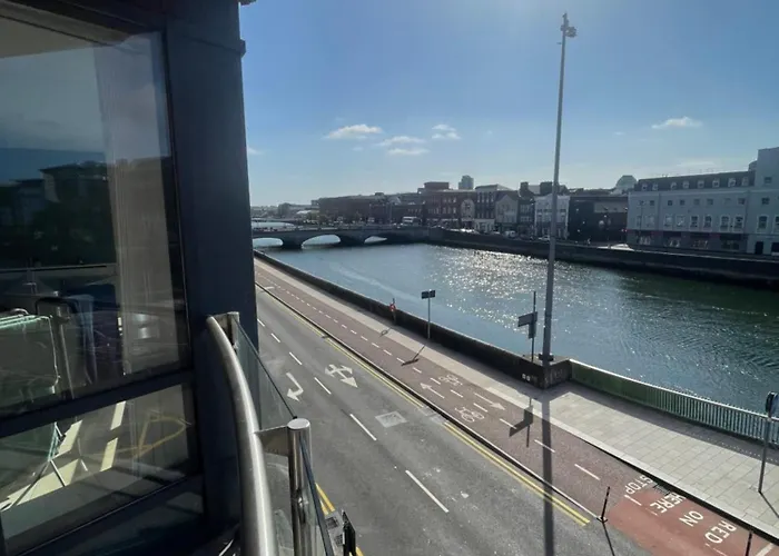 Fabulous And Sunny 2 Bed Apartment, In Centre